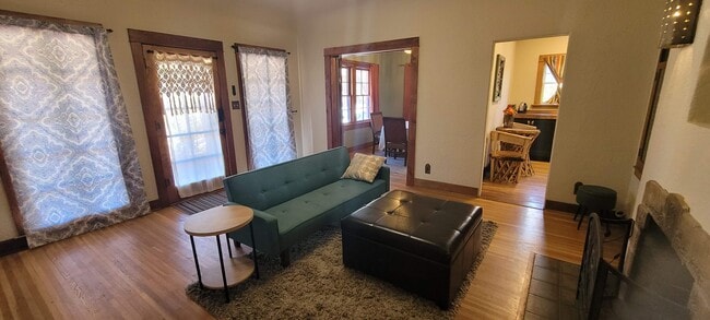 Photo - 704 E 4th St Unidad Bungalow