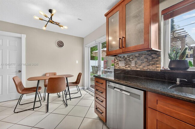 Photo - 6640 Douglas St