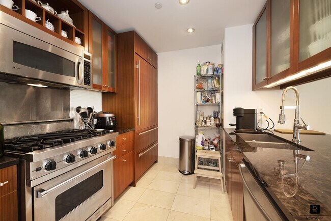 250 E 53rd St Unit 403