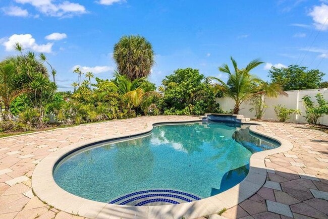 Photo - 2298 NE 4th Ave