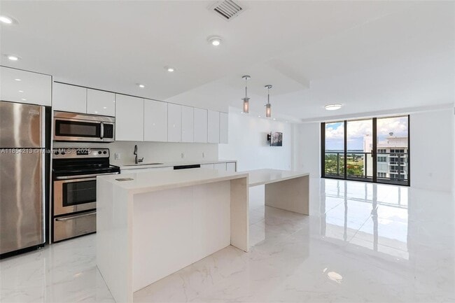 Building Photo - 5701 Collins Ave Unit 1611 Rental
