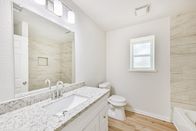 Photo - 706 Azalea St