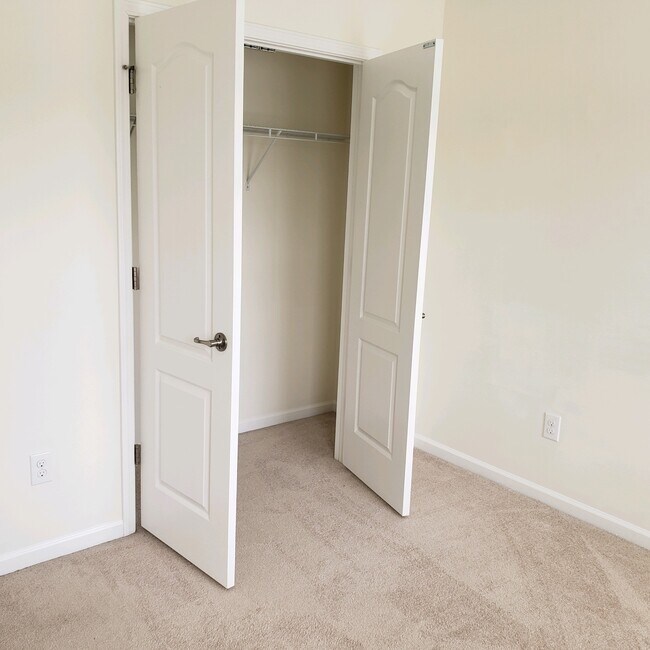 8156 Primanti Blvd Unidad 2 Spare Bedrooms & Shared Bathroom - 3rd Floo