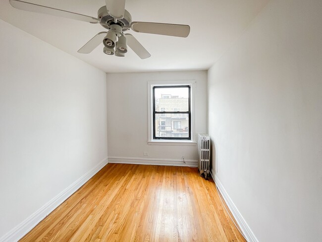 Building Photo - 2540 W Summerdale Ave Unit 3