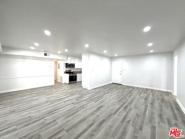 Building Photo - 711 Orange Grove Ave Unit 214