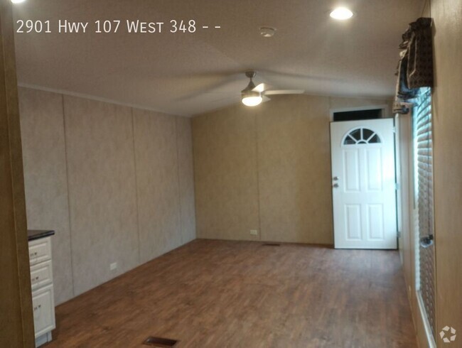 Building Photo - 2 bed 1 bath available! Rental