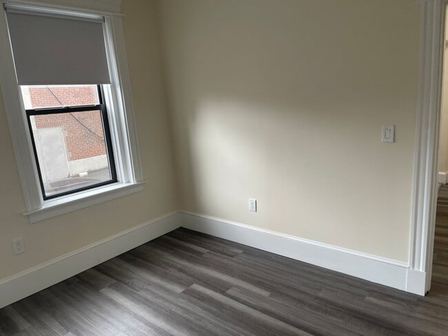 Building Photo - PACKARDS CORNER Sunny Studio EVERYTHING INCLUDED, TOP FLOOR now or 1.102026