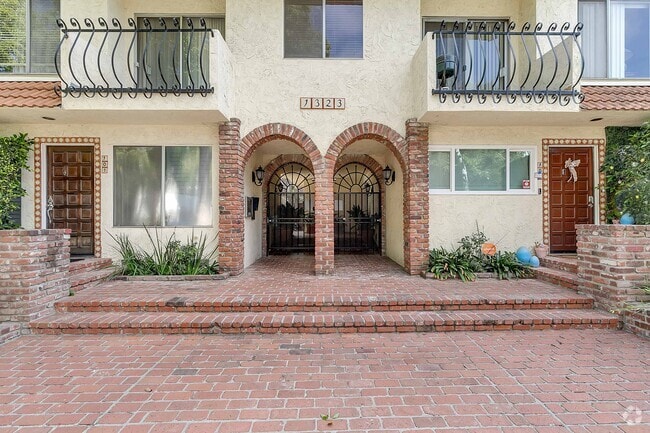 Building Photo - 1323 S Carmelina Ave Unit 216 Rental