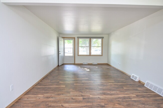 Photo - 825 Smits St