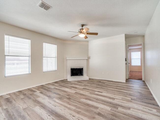 Photo - 725 Lovern St