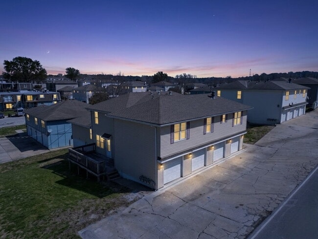 Photo - 2 Bedroom/1 Bath Unit w/ An Attached Garage *READY NOW*