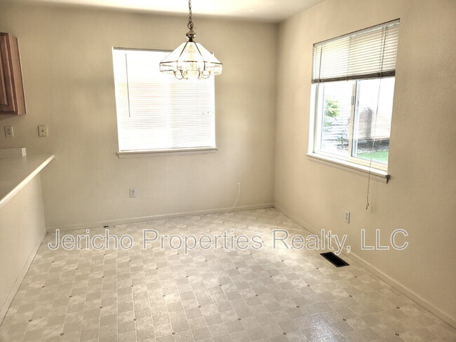 Photo - 5215 Dudley St