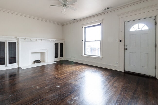 Building Photo - 910 W Belle Plaine Ave Unit 2F