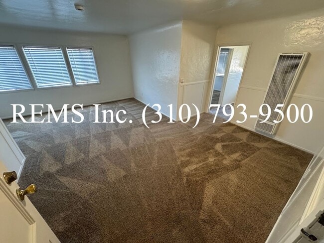 Building Photo - Refurbished Upstairs Apartment w/ Parking Unit 15816-A