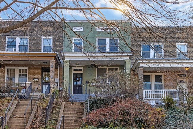 Building Photo - Big and Comfy Townhouse