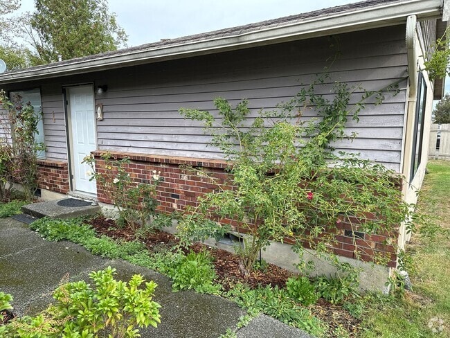Building Photo - 319 S 20th St Unit 4 Rental
