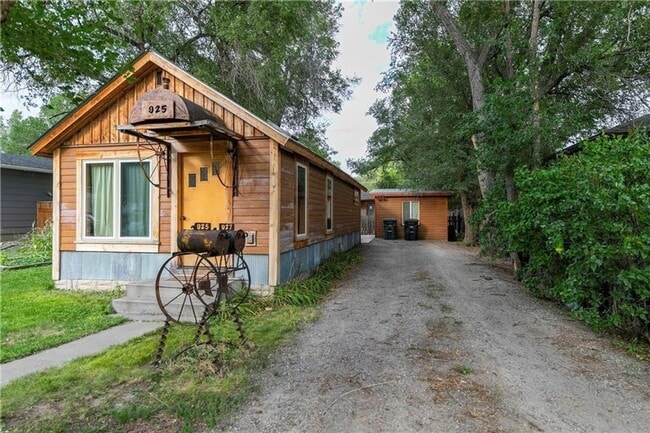 Building Photo - Cozy Downtown Cottage
