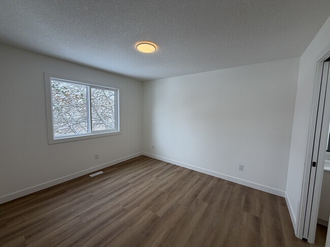 Photo - 11323-11106 106 St Unit 2 (Main)