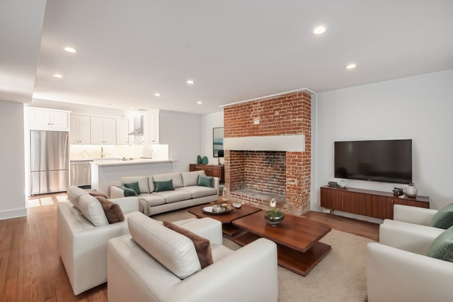 Building Photo - Renovated 2 Bedroom Carriage house off Lafayette Square Unit Carriage House