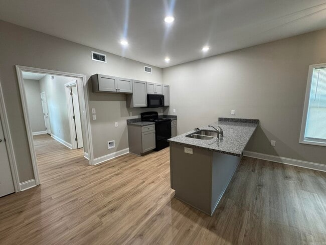 Photo - 221 N Elm St