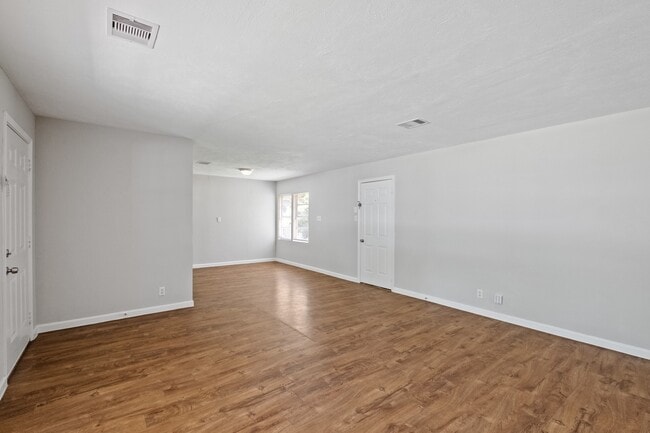 Photo - 2253 Collier St