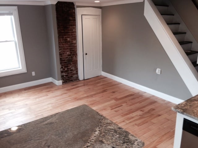 Hardwood floors in the living space - 282 Brackett Street Apartamentos