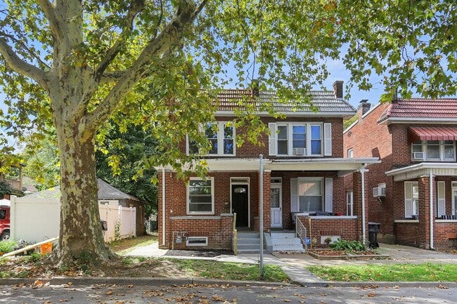 Building Photo - Charming 3 Bedroom 1.5 Bathroom Located in Uptown Harrisburg!