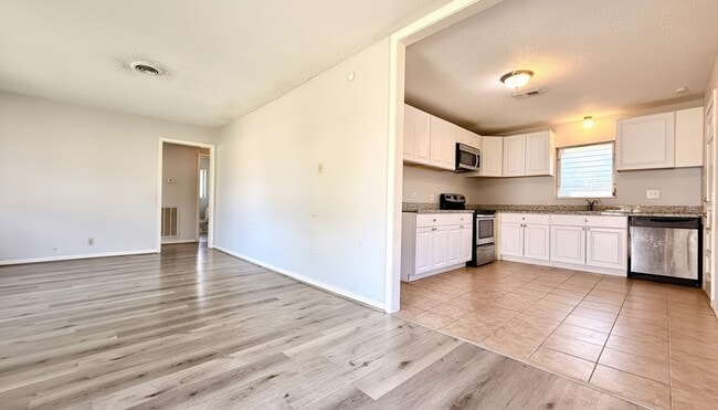 Photo - 10502 Ambursen St