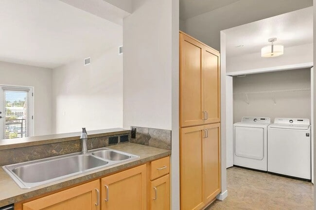 Photo - UPSCALE 2 BED/2 BATH FULLY FURNISHED APARTMENT IN SECURED, LUXURY COMPLEX IN THE HEART OF DOWNTOW... Unidad 315
