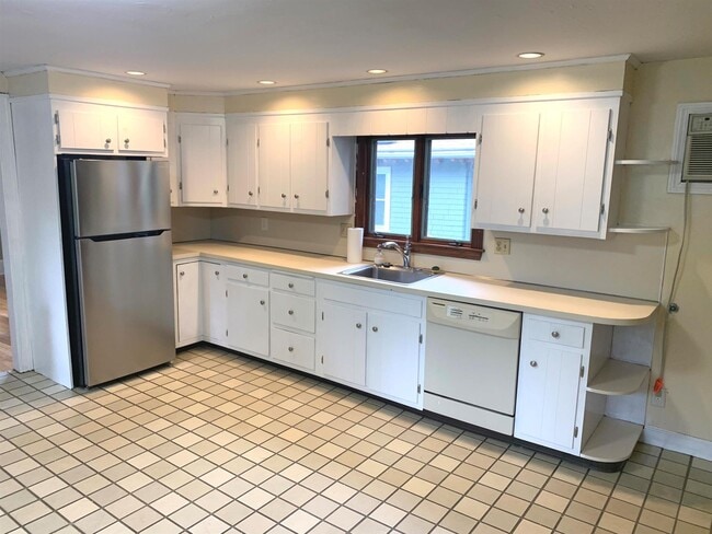 Building Photo - 53 Oakland St Unit 2