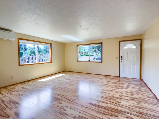 Photo - Spacious 3 Bedroom 1 Bath Ranch House  in Milwaukie! Washer and Dryer Included!
