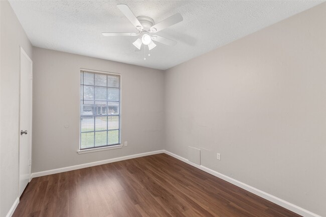 Building Photo - 743 Deercrest St