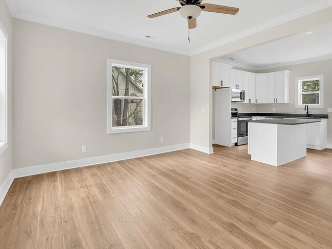 Building Photo - Beautifully renovated 2-bedroom, 2-bathroo...