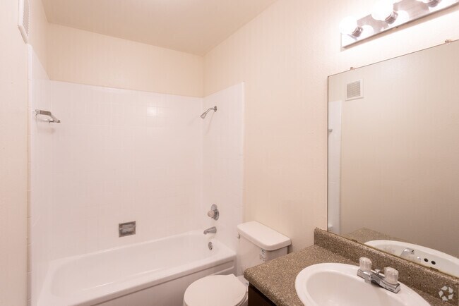 2BR 2BA - 888 SF - Southgate