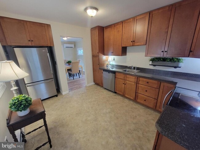 Building Photo - 806 Woodland Ave