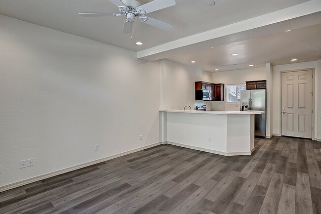 Photo - 858 Valley St