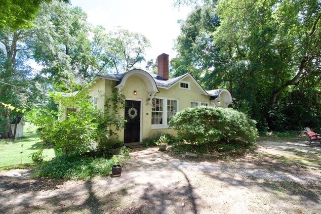 Building Photo - Charming 2-Bedroom Duplex in Prime Auburn ... Rental