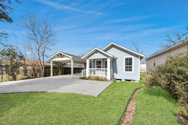 Building Photo - 215 St Charles Dr