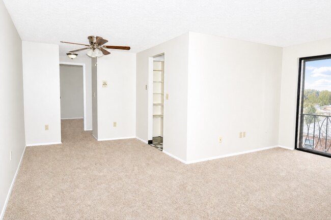 Photo - FOUNTAIN SQUARE APARTMENTS -- 008