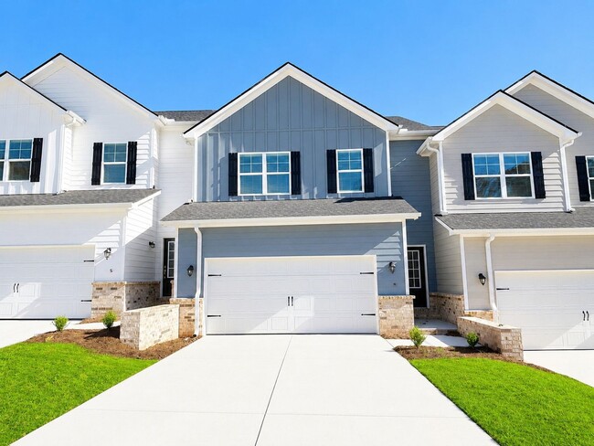 Building Photo - Spacious Townhome Living in the Heart of Cornelia