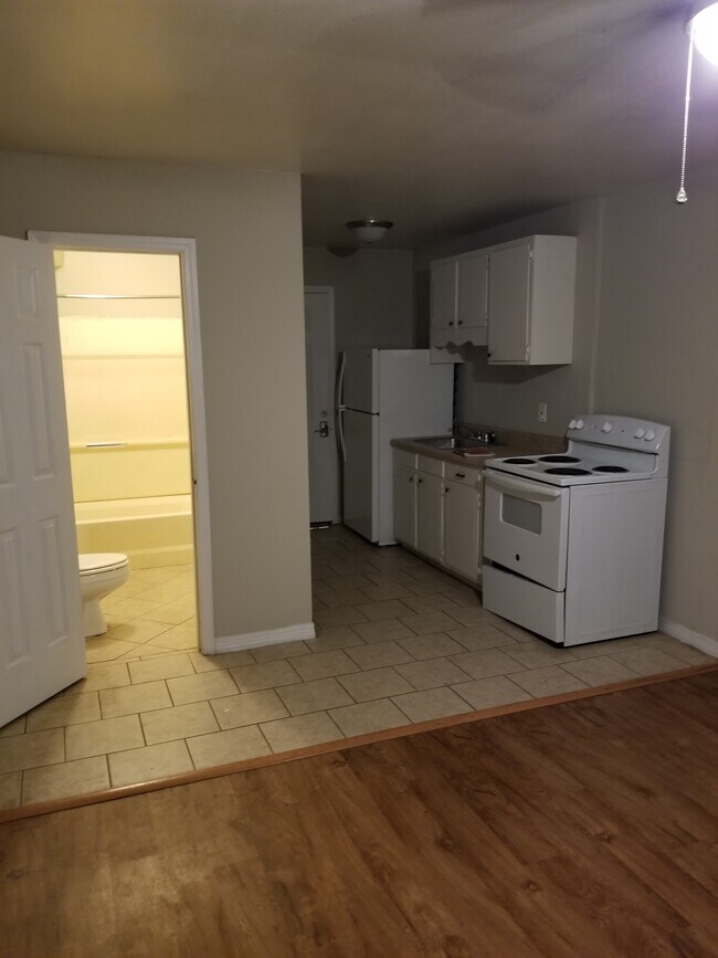 Studio Apt - 2437 Newberry St Unidad 103