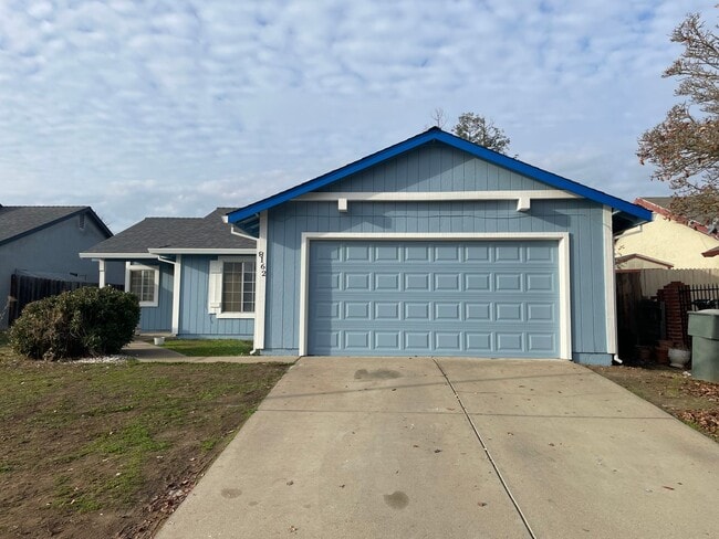 Building Photo - Cute 3 bedroom 2 bath house with new flooring/paint
