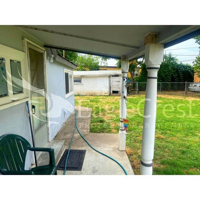 Building Photo - Comfortable 2-Bedroom Home with Fenced Yard & Washer/Dryer Hookups