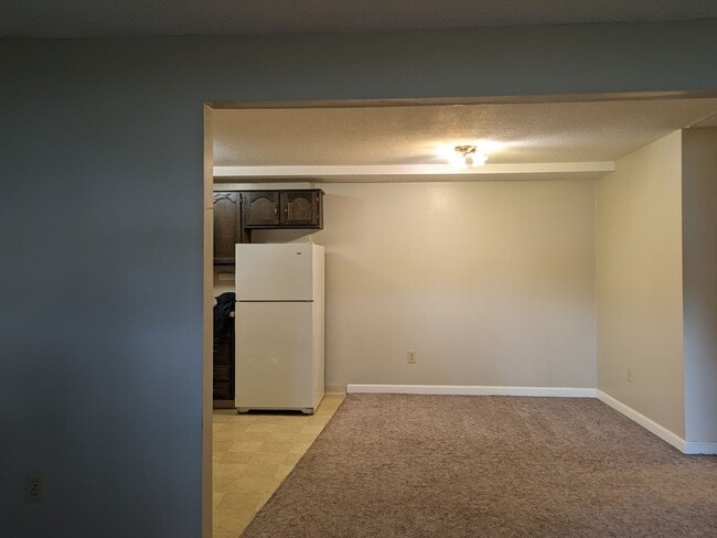 Photo - PENDING - Spacious 1 bedroom garden style condo at King's Court Condominiums Unit 2