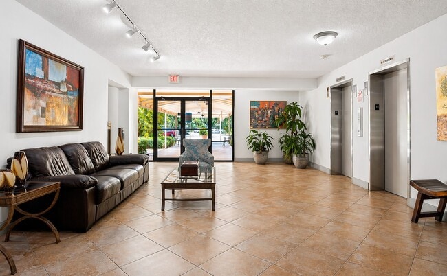 Photo - 3900 Oaks Clubhouse Dr Unit King  rarely available, BIG!