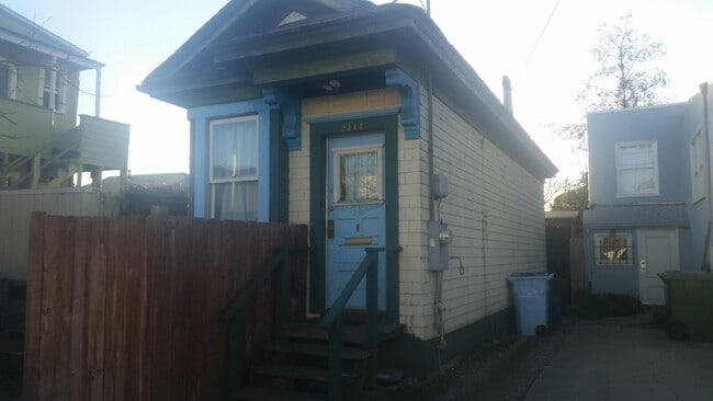 Photo - 2144 Bonar St
