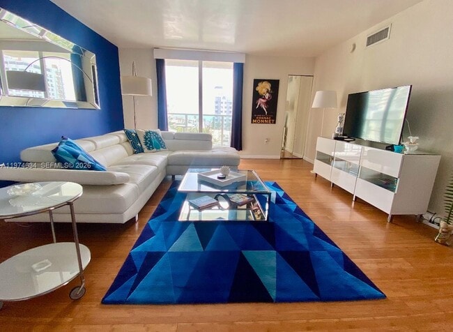 Building Photo - 1750 James Ave Unit 7D