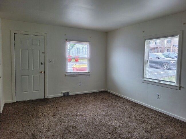 Photo - STUDENTS or young adults- 228 High St - 3 ...