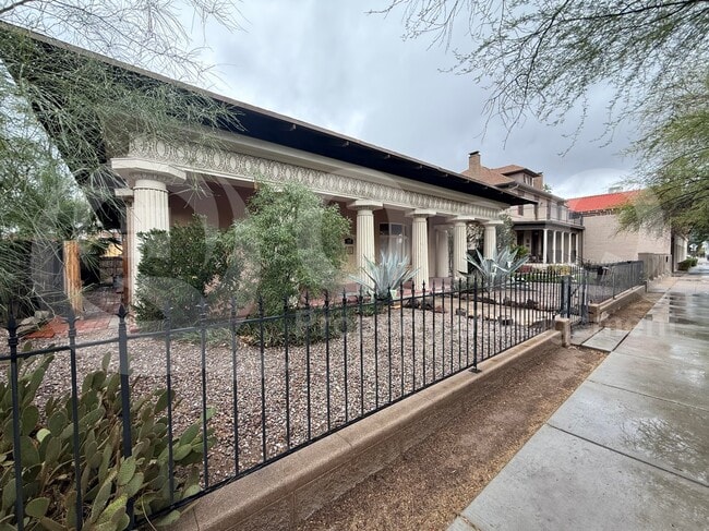 Building Photo - 324 S 6th Ave