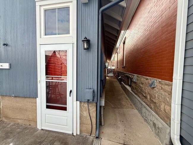 Building Photo - ***MOVE IN SPECIAL*** 2 WEEKS FREE Beautifully Remodeled 1 Bedroom / 1 Bath Unit in the Heart of ...